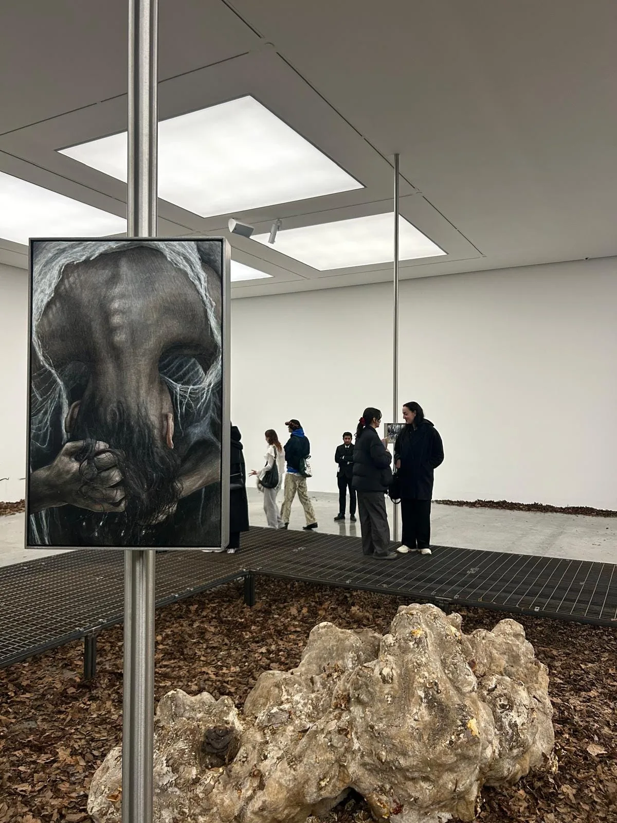 Echoes from the White Cube: Beyond time's structure