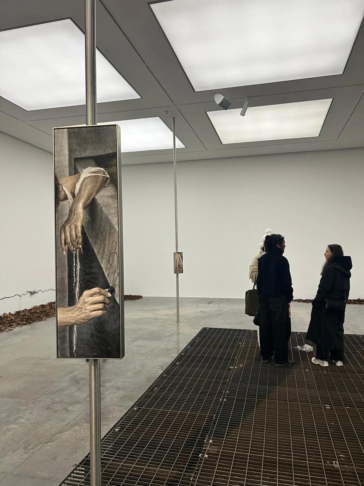 Echoes from the White Cube: Beyond time's structure